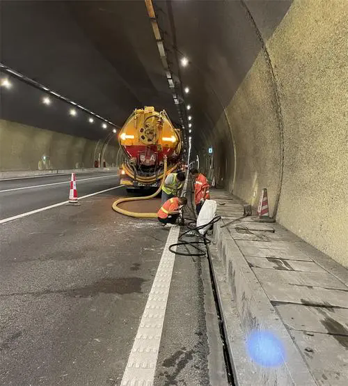 延庆隧道排水渠清淤